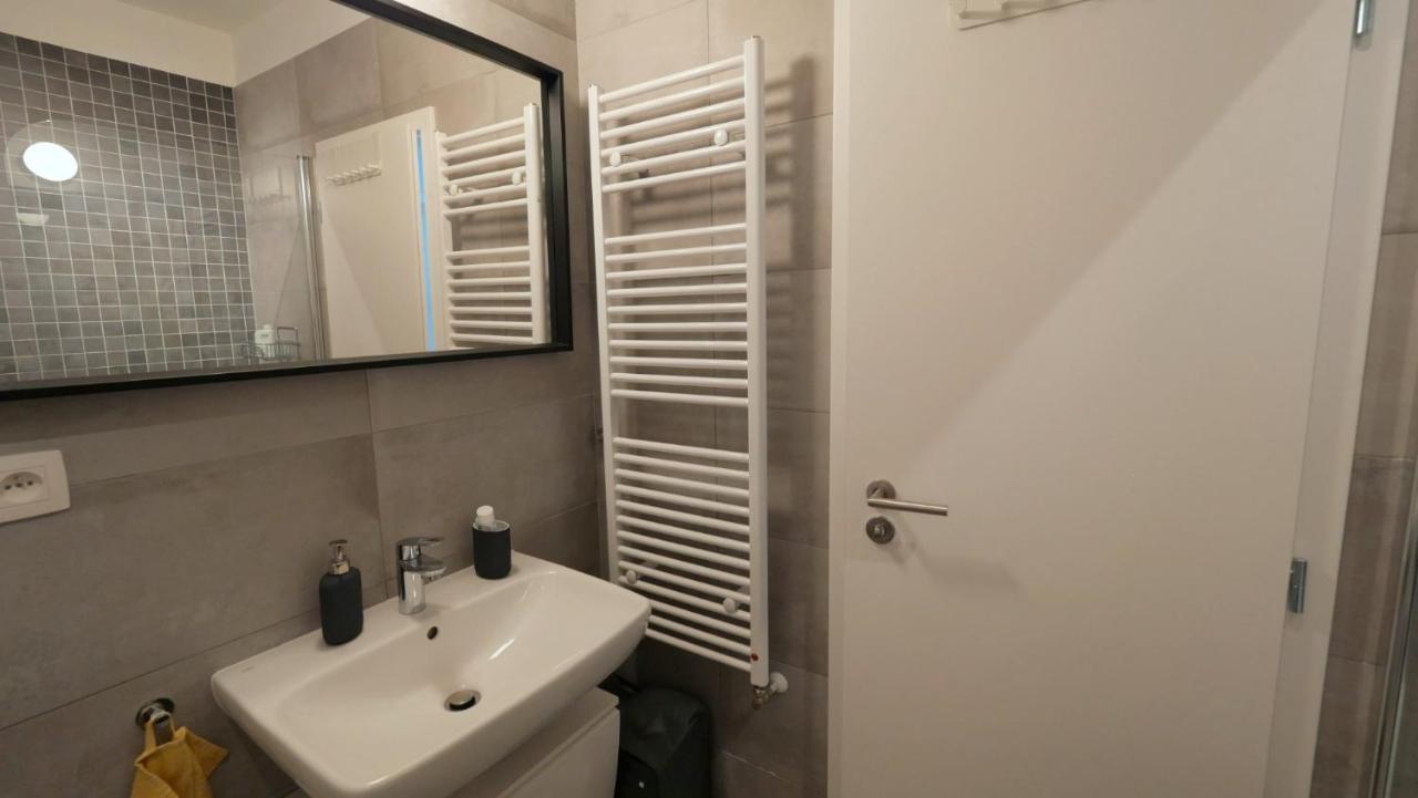 Air-Conditioned, 2 Room Apartment With Terrace Pressburg Exterior foto