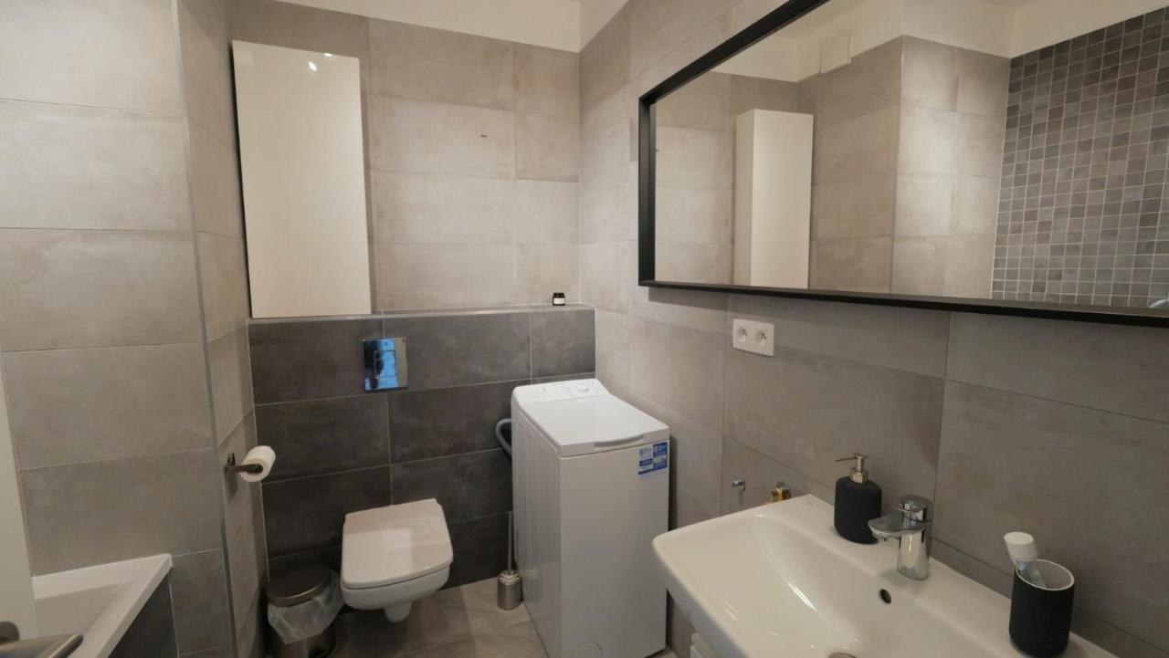 Air-Conditioned, 2 Room Apartment With Terrace Pressburg Exterior foto