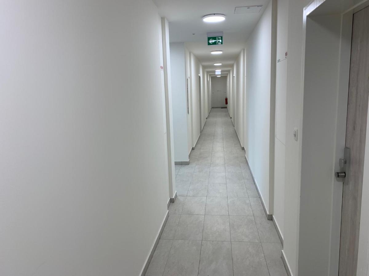 Air-Conditioned, 2 Room Apartment With Terrace Pressburg Exterior foto